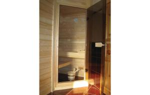 una sauna con un bagno nell'angolo di una stanza di Amazing Home In Saal With Sauna a Saal