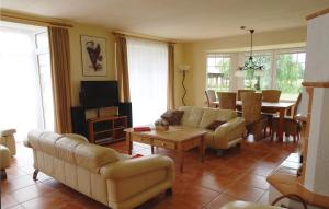 un soggiorno con divani e una sala da pranzo di Amazing Home In Saal With Sauna a Saal