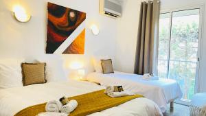 um quarto com duas camas com toalhas em Villa conviviale et familiale proche du Port Santa em Saint-Raphaël