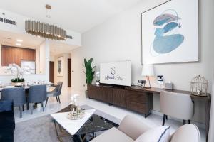 un soggiorno con divano e tavolo di Ultimate Stay Avani next to Palm Jumeirah a Dubai