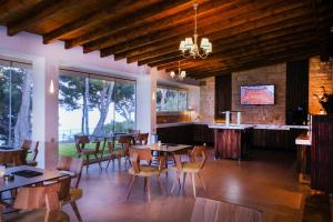 A restaurant or other place to eat at Country Inn