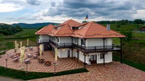 dom z dachem wyłożonym kafelkami na patio w obiekcie Pensiunea Sonnenhof w Sighișoarze