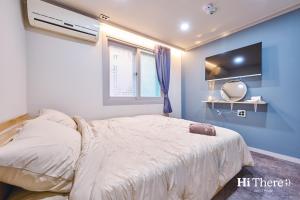 Кровать или кровати в номере Hithere guesthouse