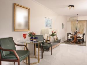 - un salon avec une table et des chaises dans l'établissement Blue View Maisonette, à Kavala