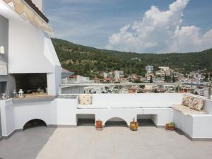 - un balcon blanc avec vue sur la ville dans l'établissement Blue View Maisonette, à Kavala