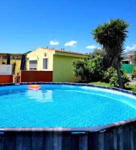 ein großer Pool in einem Hof mit einem Haus in der Unterkunft Casa del Sole Irgoli in Irgoli