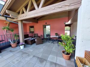 un patio al aire libre con pérgola de madera en Sonnfeld Appartement en Sankt Veit im Pongau