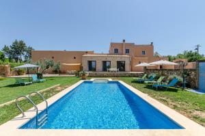 willa z basenem przed domem w obiekcie YourHouse Can Covetes, villa with private pool and garden, perfect for families w mieście Muro