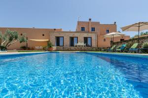 duży basen przed domem w obiekcie YourHouse Can Covetes, villa with private pool and garden, perfect for families w mieście Muro