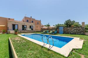 Basen w obiekcie YourHouse Can Covetes, villa with private pool and garden, perfect for families lub w pobliżu