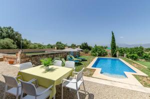 Basen w obiekcie YourHouse Can Covetes, villa with private pool and garden, perfect for families lub w pobliżu