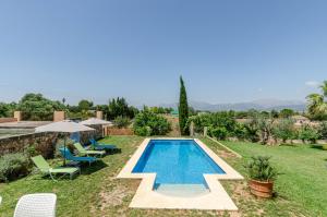 Basen w obiekcie YourHouse Can Covetes, villa with private pool and garden, perfect for families lub w pobliżu