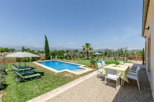 Basen w obiekcie YourHouse Can Covetes, villa with private pool and garden, perfect for families lub w pobliżu