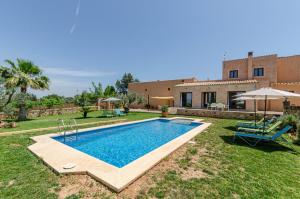 Basen w obiekcie YourHouse Can Covetes, villa with private pool and garden, perfect for families lub w pobliżu