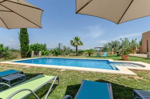 Basen w obiekcie YourHouse Can Covetes, villa with private pool and garden, perfect for families lub w pobliżu