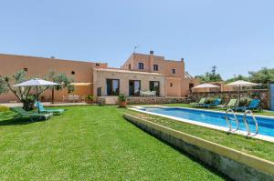 Basen w obiekcie YourHouse Can Covetes, villa with private pool and garden, perfect for families lub w pobliżu