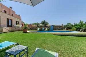 Ogród w obiekcie YourHouse Can Covetes, villa with private pool and garden, perfect for families
