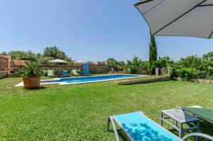 Basen w obiekcie YourHouse Can Covetes, villa with private pool and garden, perfect for families lub w pobliżu