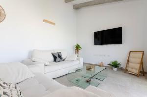 Telewizja i/lub zestaw kina domowego w obiekcie YourHouse Can Covetes, villa with private pool and garden, perfect for families