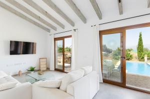 Basen w obiekcie YourHouse Can Covetes, villa with private pool and garden, perfect for families lub w pobliżu