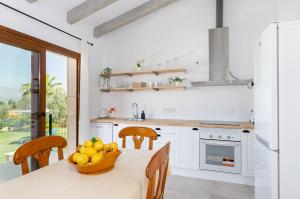 Kitchen o kitchenette sa YourHouse Can Covetes, villa with private pool and garden, perfect for families