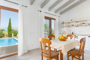 Basen w obiekcie YourHouse Can Covetes, villa with private pool and garden, perfect for families lub w pobliżu
