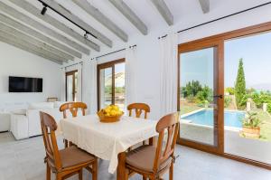 Basen w obiekcie YourHouse Can Covetes, villa with private pool and garden, perfect for families lub w pobliżu