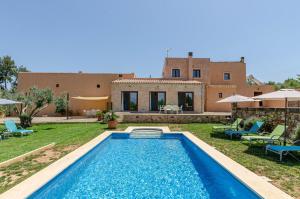 willa z basenem przed domem w obiekcie YourHouse Can Covetes, villa with private pool and garden, perfect for families w mieście Muro