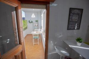 eine Küche und ein Esszimmer mit einem Tisch und Stühlen in der Unterkunft Ebro Alojamiento VUT 47-314 in Arroyo de la Encomienda