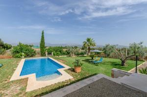 Basen w obiekcie YourHouse Can Covetes, villa with private pool and garden, perfect for families lub w pobliżu