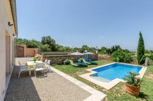 Basen w obiekcie YourHouse Can Covetes, villa with private pool and garden, perfect for families lub w pobliżu