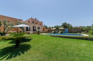 Basen w obiekcie YourHouse Can Covetes, villa with private pool and garden, perfect for families lub w pobliżu