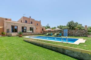Basen w obiekcie YourHouse Can Covetes, villa with private pool and garden, perfect for families lub w pobliżu