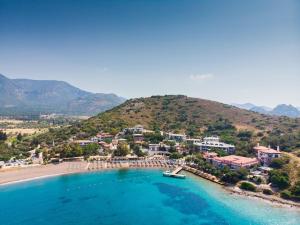 eine Luftansicht eines Resorts am Strand in der Unterkunft Marble Arch Hotel By Perili Datça in Datca