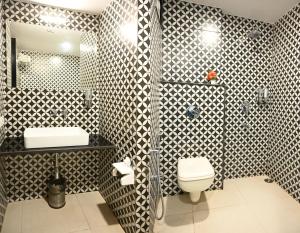 Un baño de Hotel Heritage Inn at Assi Ghat