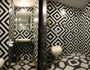 Un baño de Hotel Heritage Inn at Assi Ghat
