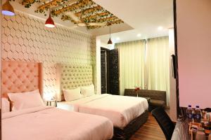 Cama o camas de una habitación en Hotel Heritage Inn at Assi Ghat