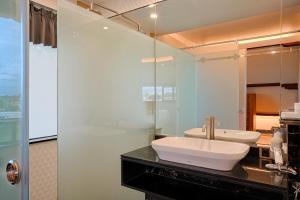W łazience znajduje się umywalka i lustro. w obiekcie Kyara Villa Apartments w mieście Canggu