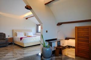sypialnia z łóżkiem i kanapą w obiekcie Kyara Villa Apartments w mieście Canggu