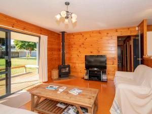 Χώρος καθιστικού στο Our Escape - Matarangi Holiday Home