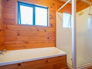 Ένα μπάνιο στο Our Escape - Matarangi Holiday Home +21 φωτογραφίες