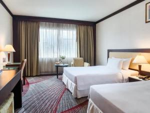 Postel nebo postele na pokoji v ubytování Zenith Sukhumvit Hotel