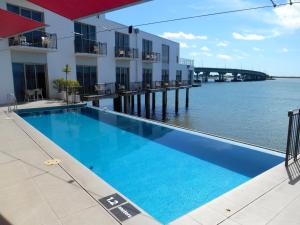 Swimmingpoolen hos eller tæt på Absolute Waterfront, Tauranga Apartment