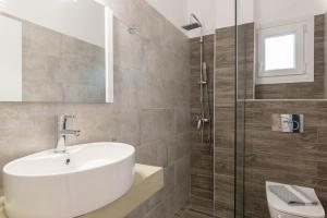 Kúpeľňa v ubytovaní POSEIDON SeaSide Deluxe Suites + 37 fotografií