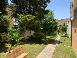 Ogród w obiekcie Tulipanes Benalmádena - Parking privado