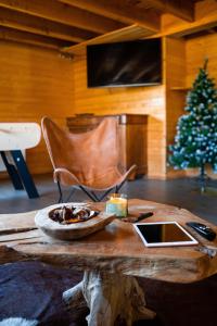 Sala de estar con mesa y árbol de Navidad en Chalet Le Paradis Perdu, en Fontpédrouse