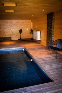 una piscina en una habitación con mesa y silla en Chalet Le Paradis Perdu, en Fontpédrouse