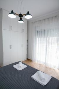 Stamatina's Luxury Apartments (Superior Suite) tesisinde bir odada yatak veya yataklar
