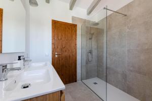 Łazienka w obiekcie YourHouse Can Covetes, villa with private pool and garden, perfect for families