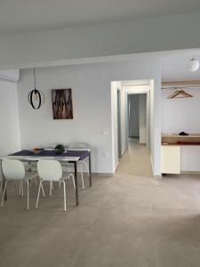 a dining room and kitchen with a table and chairs at Gardenhouse 4 in Pilalímata